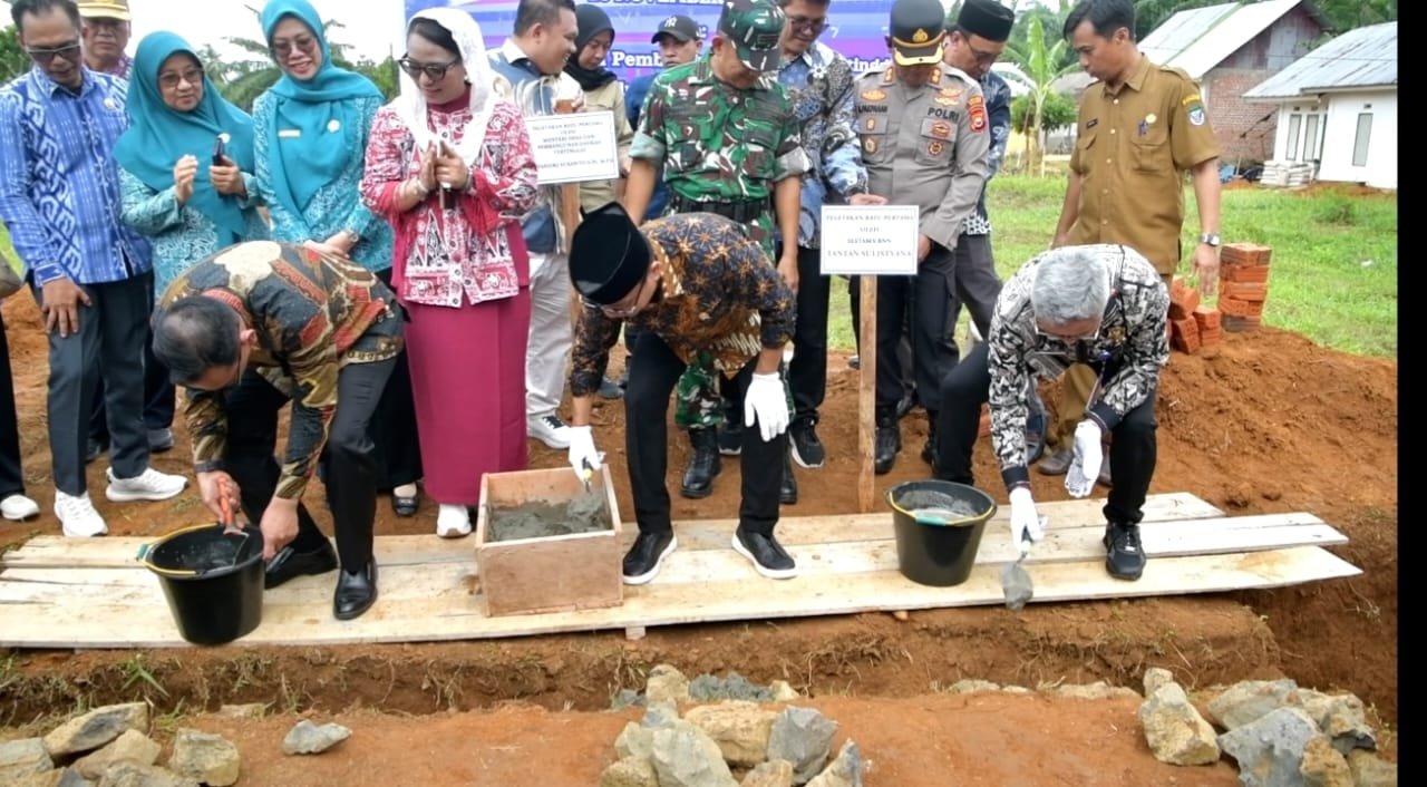 MENDES YANDRI PELETAKAN BATU PERTAMA KOPDES MERAH PUTIH DAN TINJAU BUMDESA PENGGEMUKAN SAPI